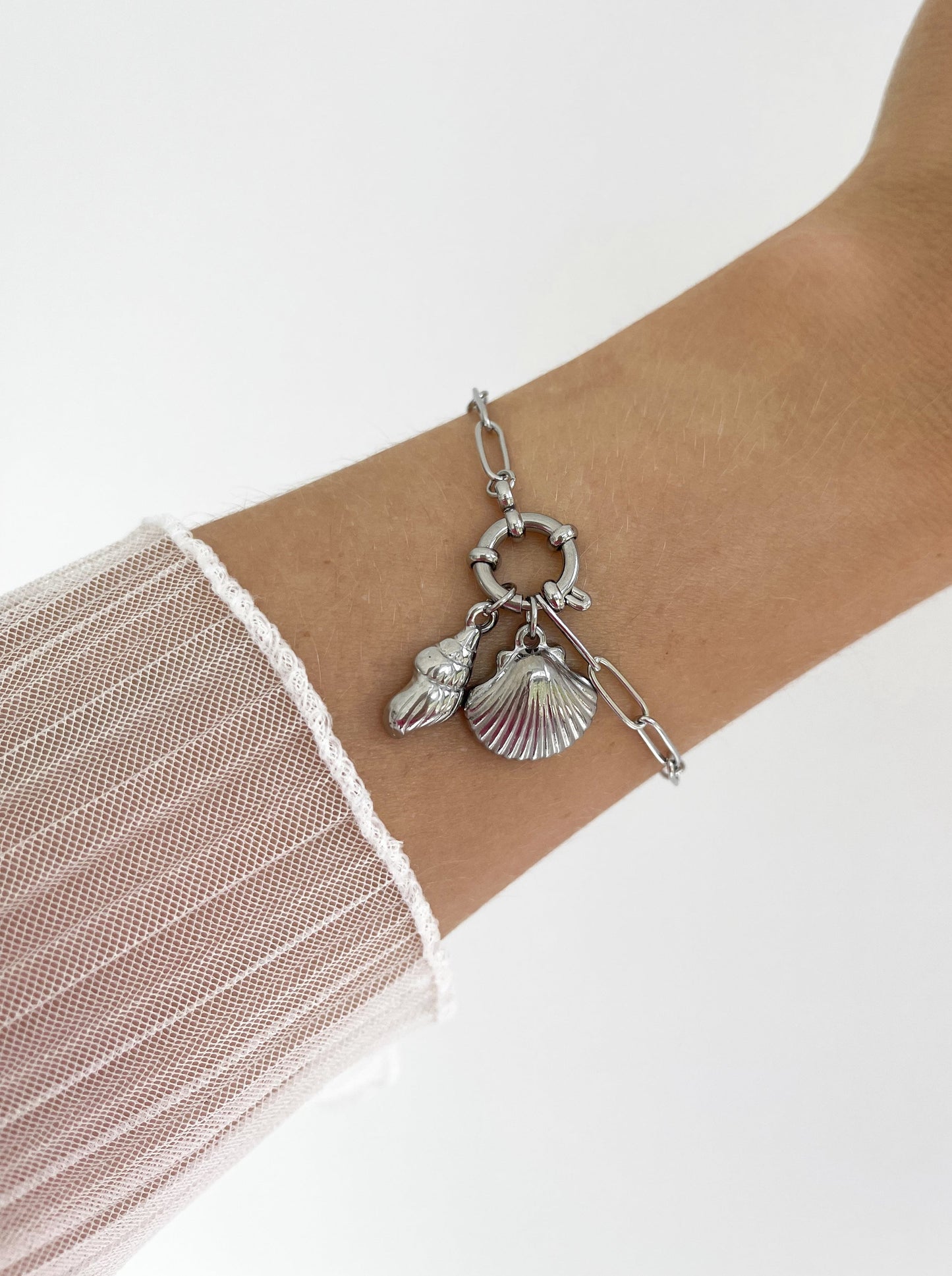 Charme ''Sand Shell'' & ''Shell'' in silber am Armband ''Leilai''