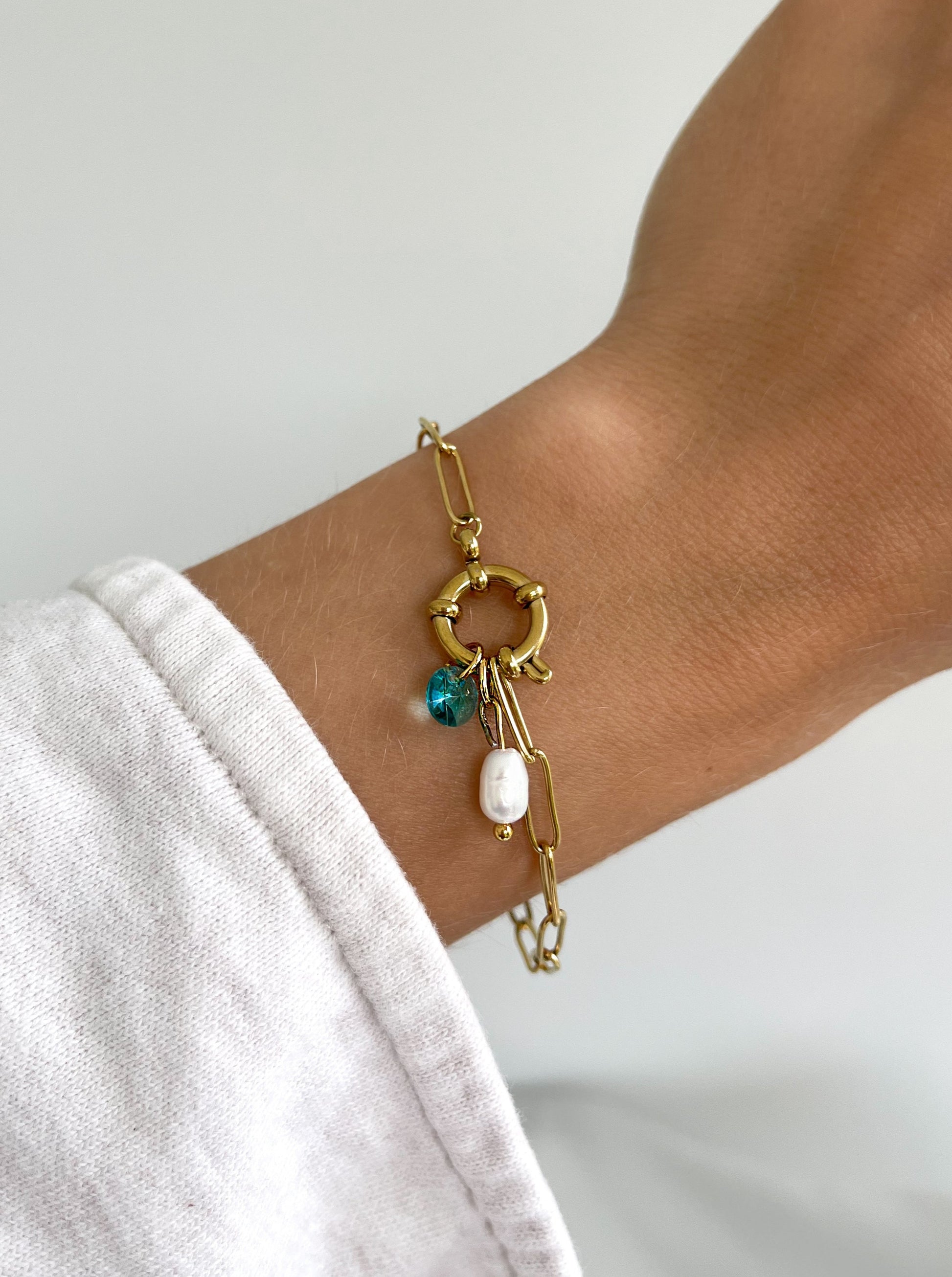 Charm ''Pearl'' & Charm ''Blue Diamond'' am Armband ''Leilai'' in gold