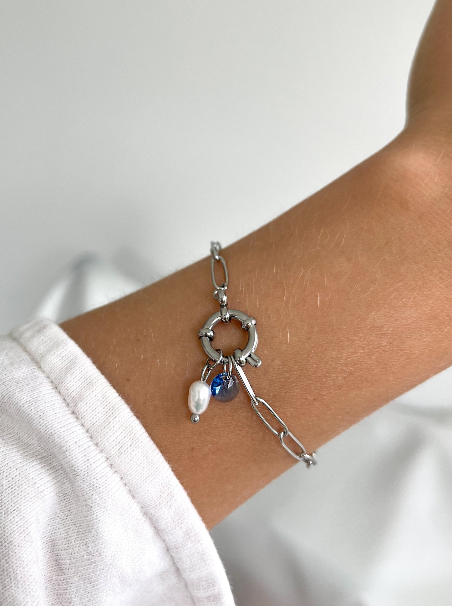 Charm ''Pearl'', Charm ''Blue Drop'' an dem Armband ''Leilai'' in silber