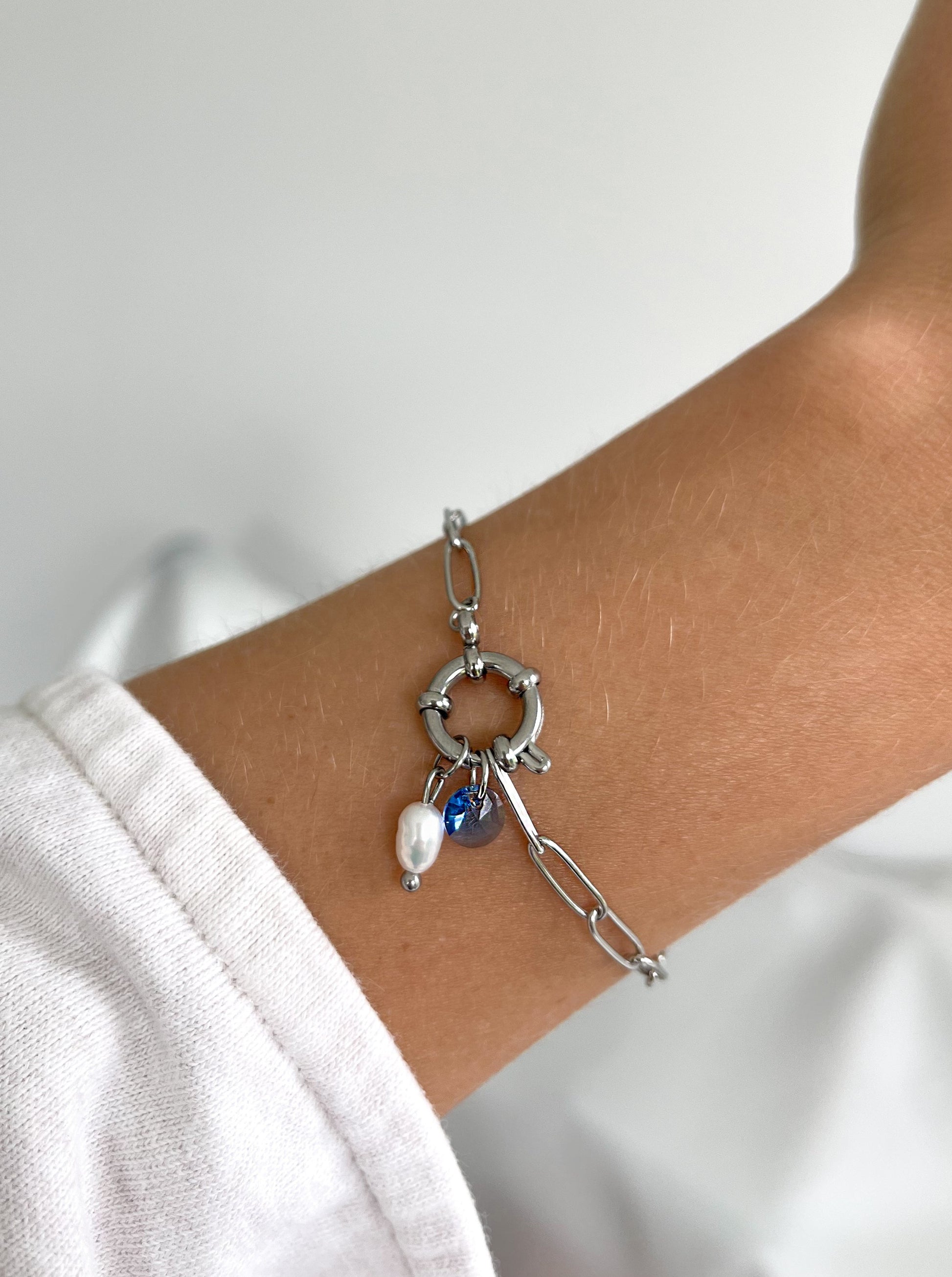 Charm ''Pearl'', Charm ''Blue Drop'' an dem Armband ''Leilai'' in silber