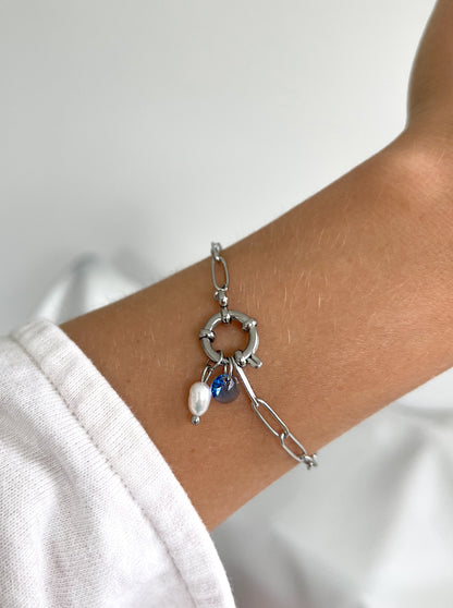 Charm ''Pearl'', Charm ''Blue Drop'' an dem Armband ''Leilai'' in silber