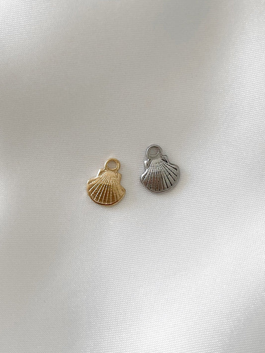 Unser Charm Anhänger ''Beach Shell'' in Form einer Muschel ist das perfekte Accessoire für Liebhaber des maritimen Stils.