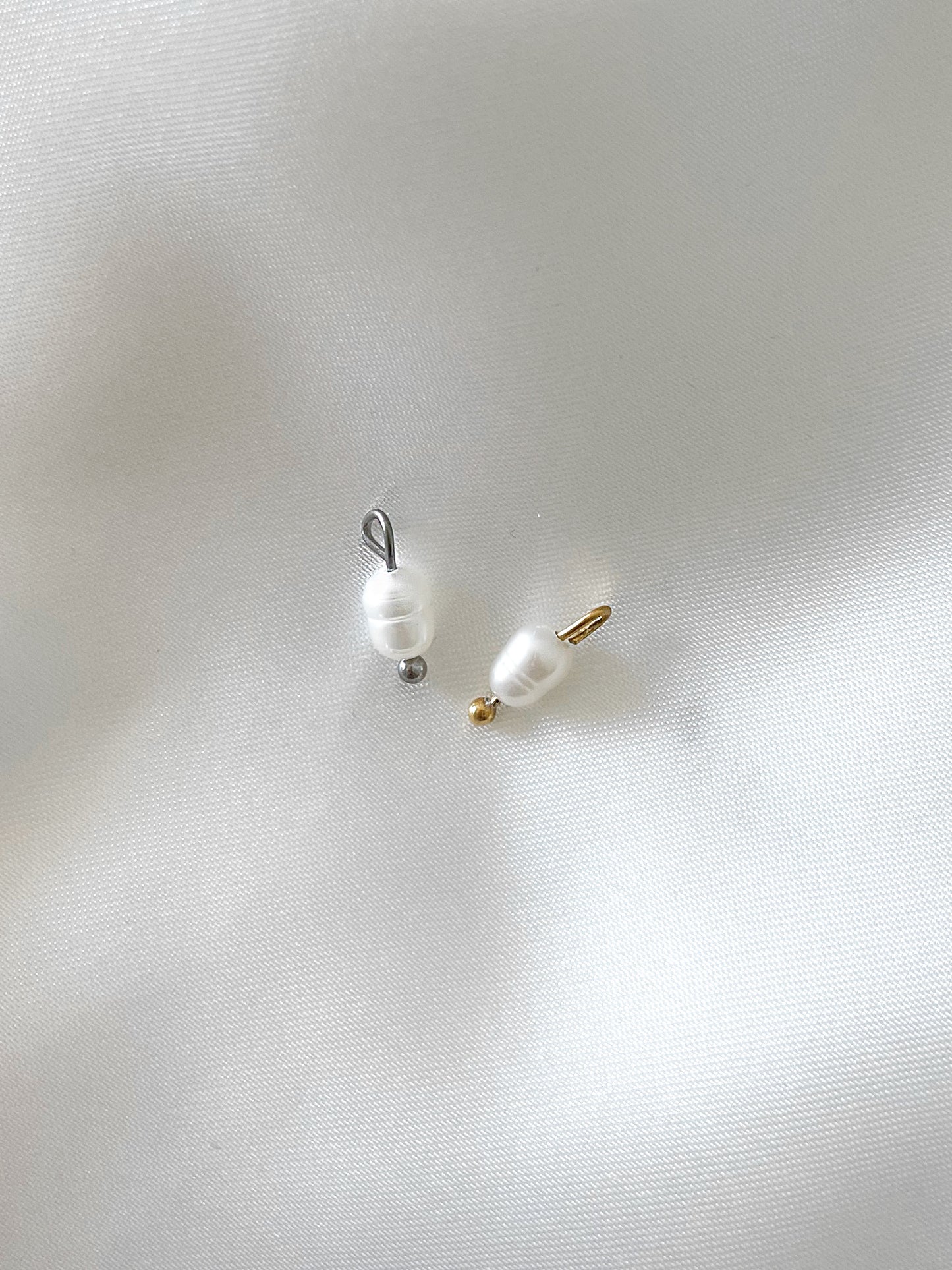 Unser Charm Anhänger ''Pearl'' mit einer Süßwasserperle zaubert ein maritimes Detail, das deinem Schmuckstück eine besondere Note verleiht.  Gefertigt aus Edelstahl und mit 18k Gold vergoldet, ist der Anhänger sowohl wasserfest als auch nickelfrei.  Er kann problemlos an all unsere Armbänder oder Ketten angebracht werden und ergänzt so dein Schmuckstück.